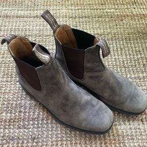 Blundstone chisel toe Chelsea. Used very good condition.